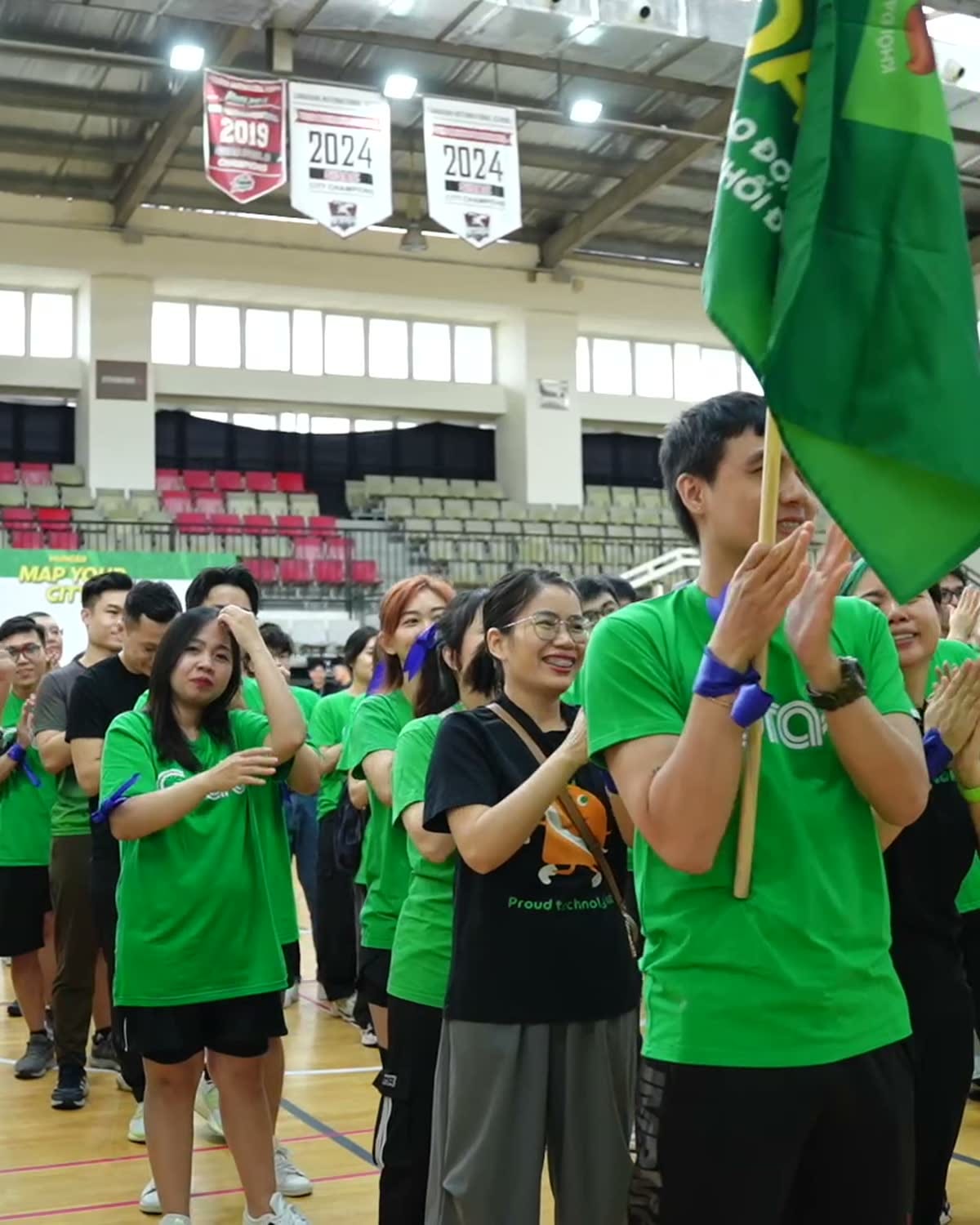 Người tham gia Grab cầm cờ trong không khí Sport Day 2025.
