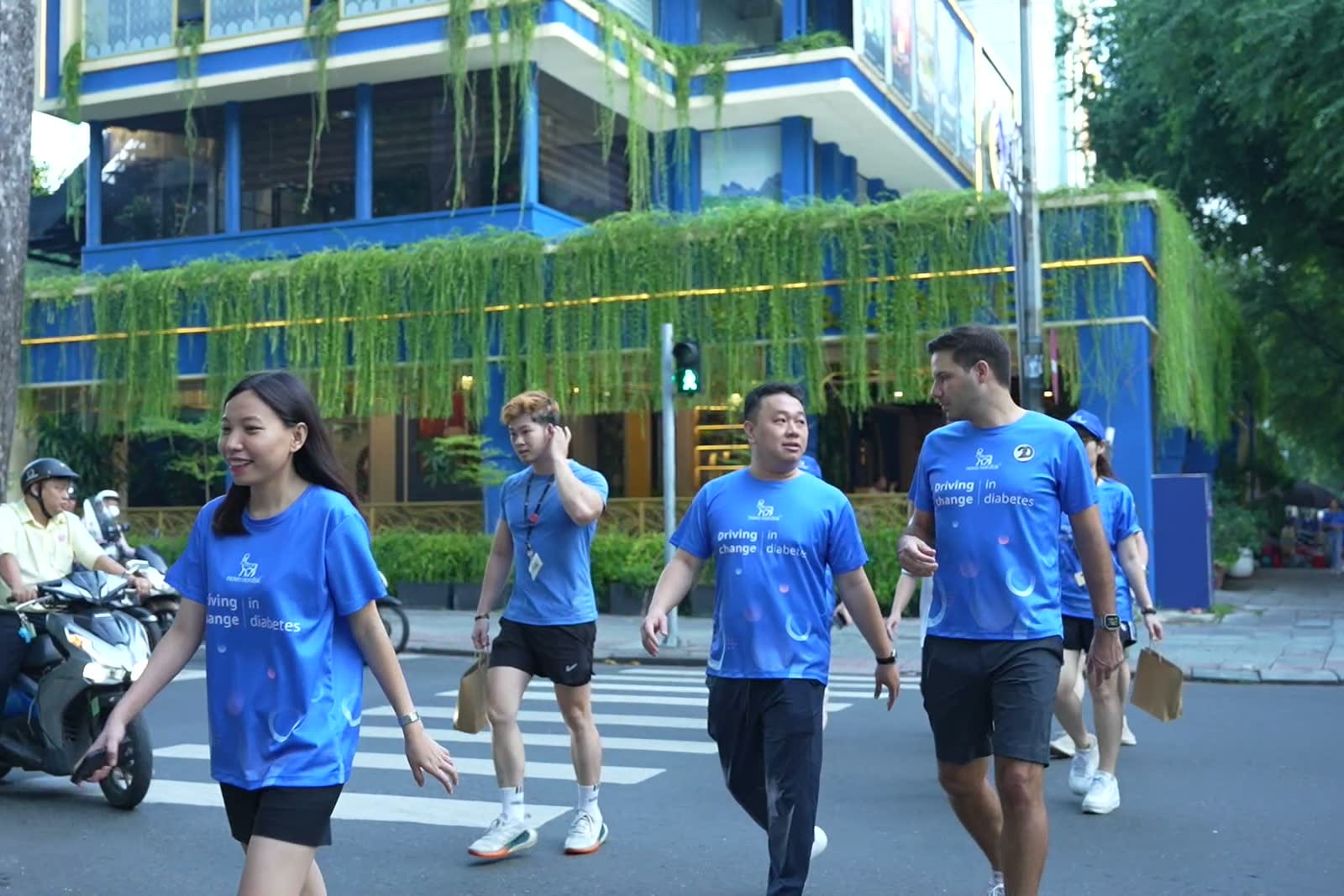Nhóm người tham gia NOVO đi bộ trên đường phố trong hoạt động Diabetes Walking.