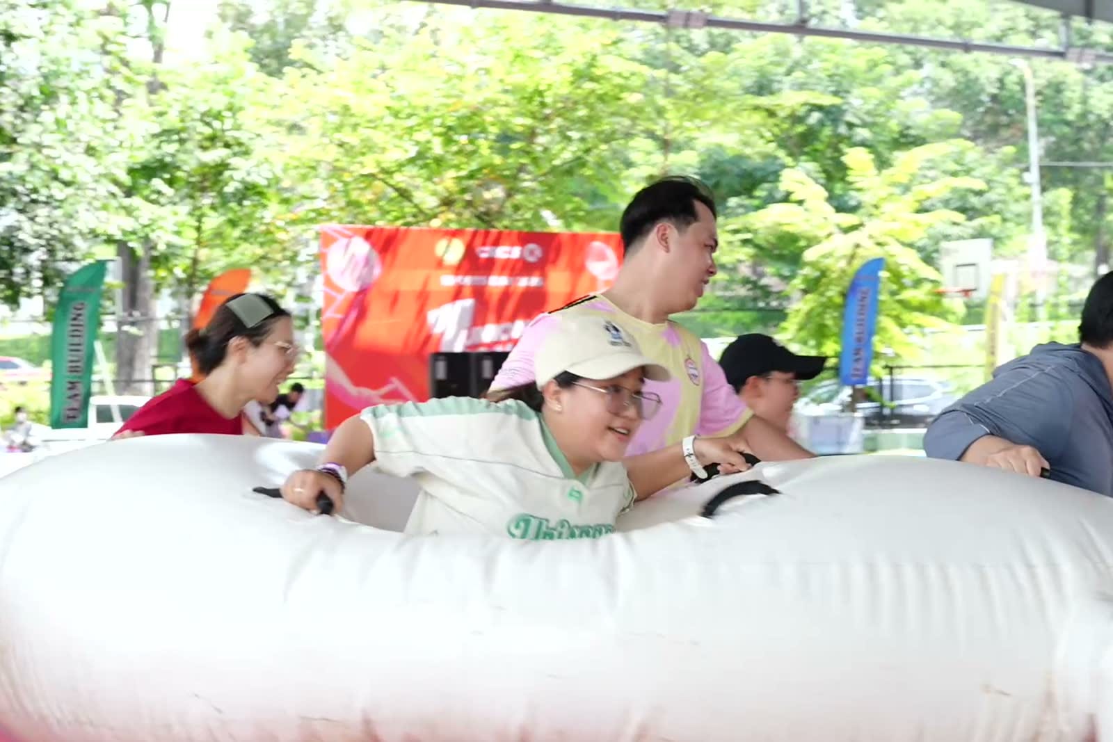 Người tham gia cùng thực hiện trò chơi trong khu vực Sports Day.