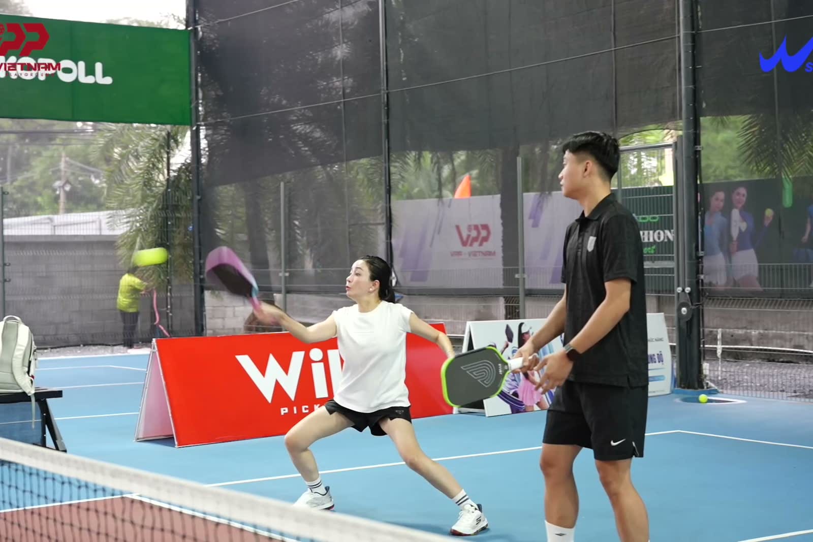 Người chơi VPP × WOW thực hiện pha bóng bên lưới.