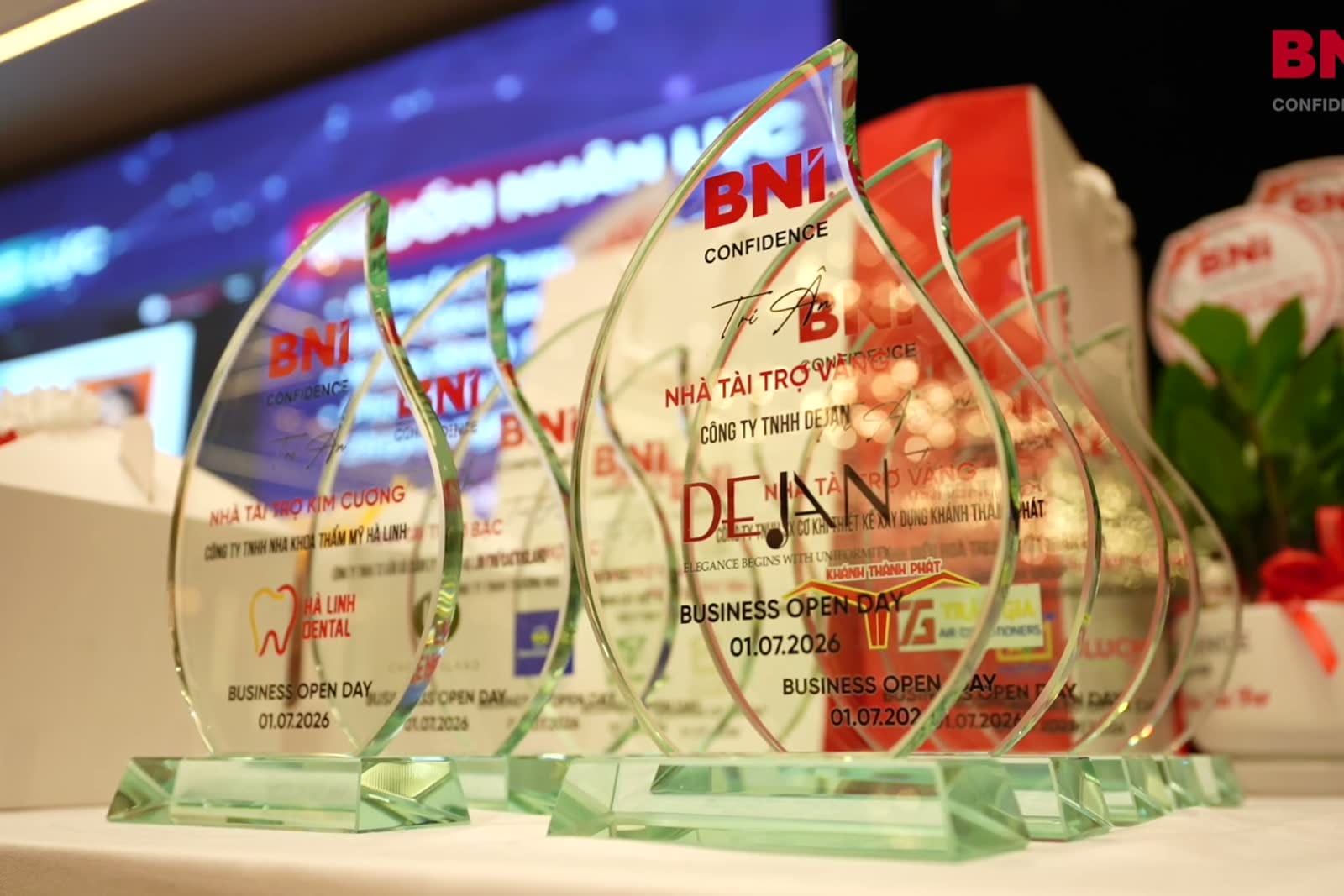 Các cúp ghi nhận đặt trước nhận diện BNI trong không gian Business Open Day.