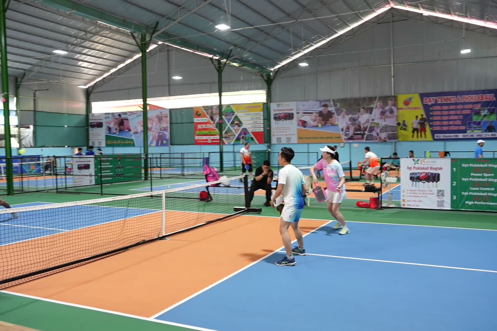 Người chơi thực hiện pha bóng trong Giải Pickleball Phường 12.