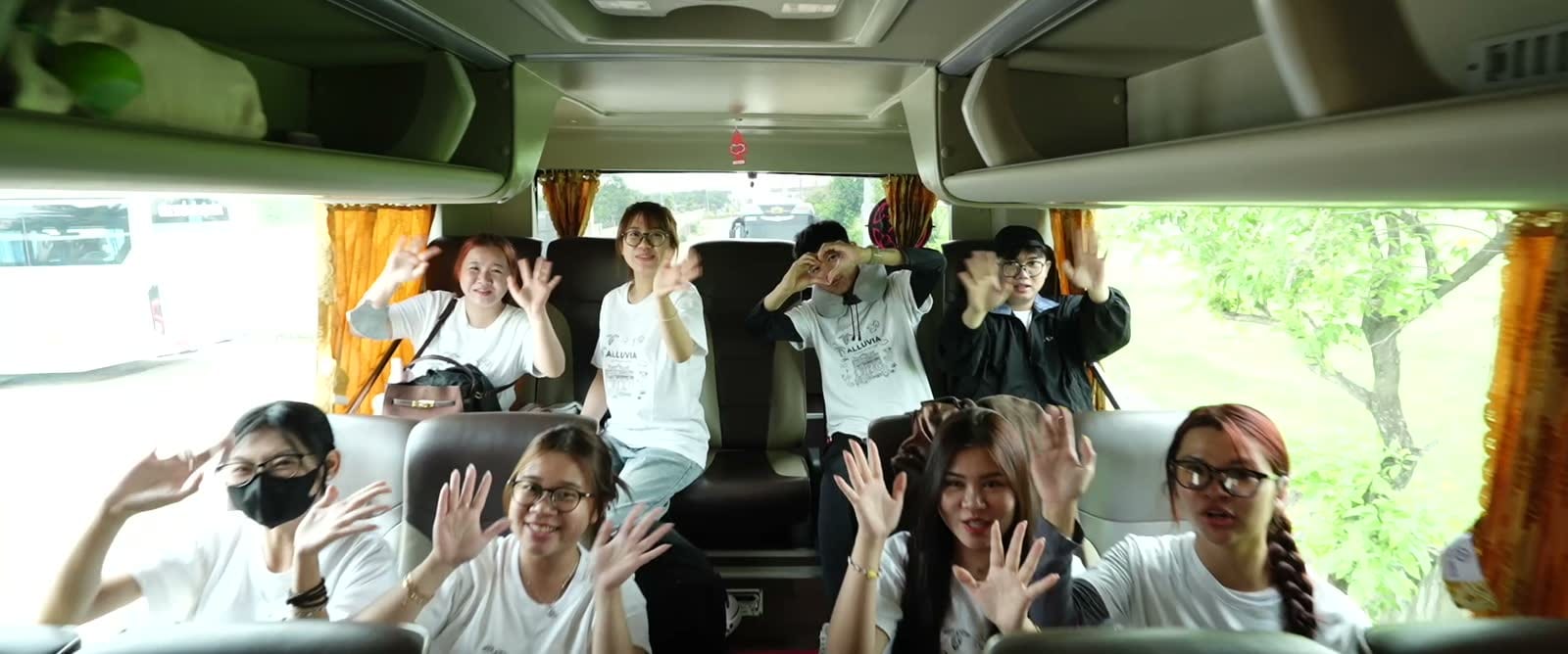 Nhóm người tham gia ALLU cùng ngồi trên xe trong chuyến đi team building.