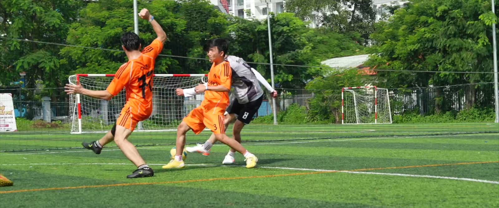 Người chơi thi đấu bóng đá trong Circle K Sports Day 2025.