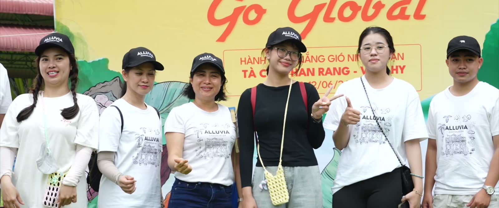 Đội ALLU đứng trước backdrop ALLUVIA Team Building Go Beyond.