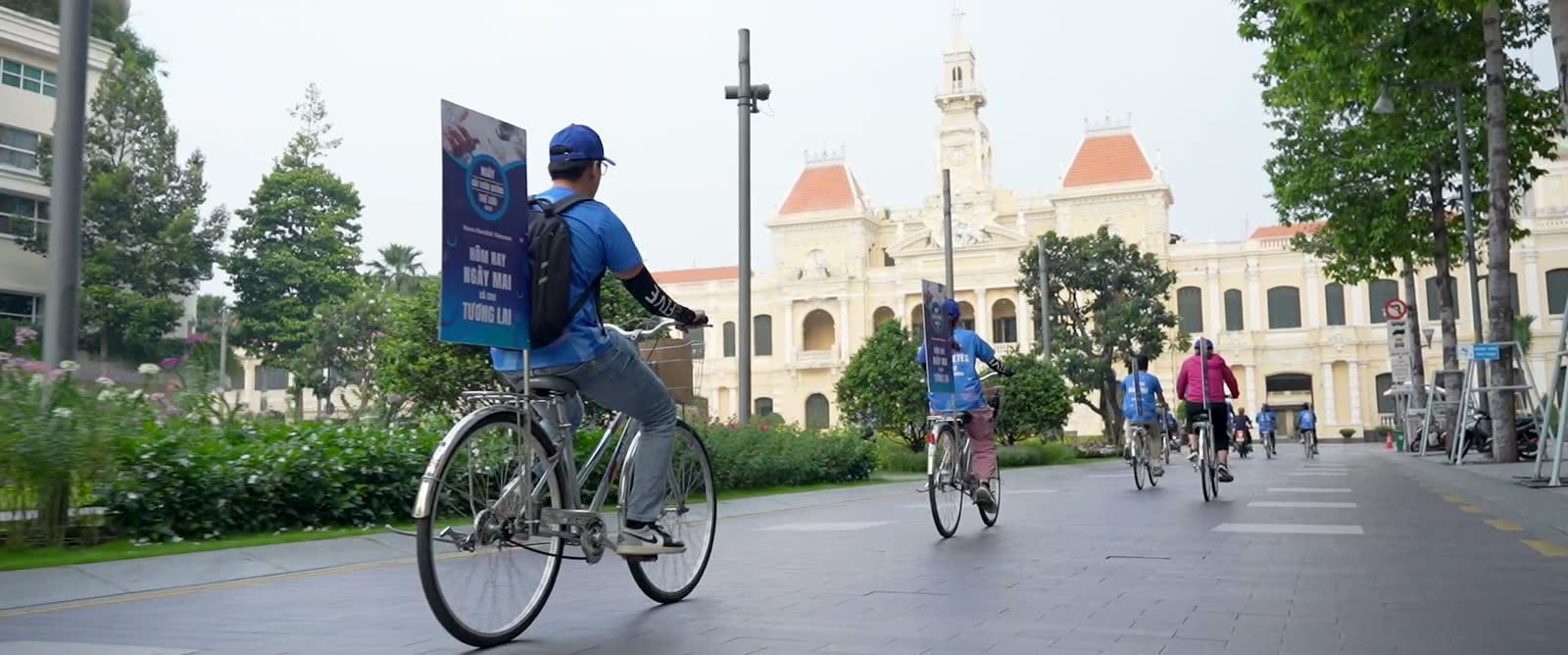 Người tham gia NOVO đạp xe qua không gian đô thị và công trình thành phố.