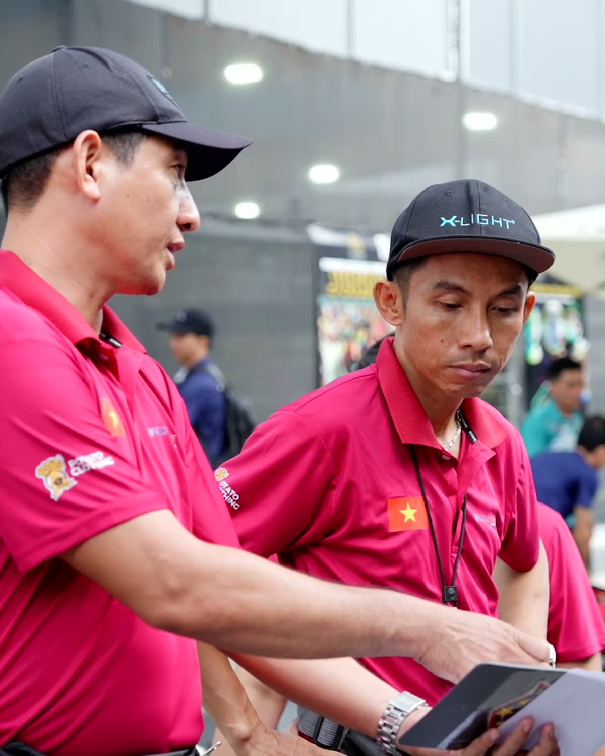 Hai người chơi trao đổi và chuẩn bị trong không gian Giải Pickleball mở rộng.