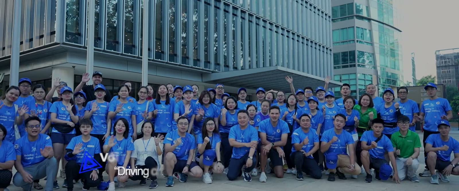 Nhóm người tham gia NOVO đứng trước tòa nhà với thông điệp Driving change in diabetes.